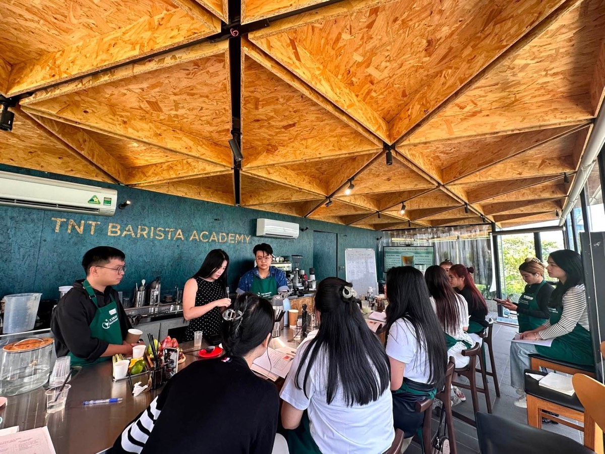Giảng viên hướng dẫn học viên thực hành pha chế tại quầy TNT Barista Academy