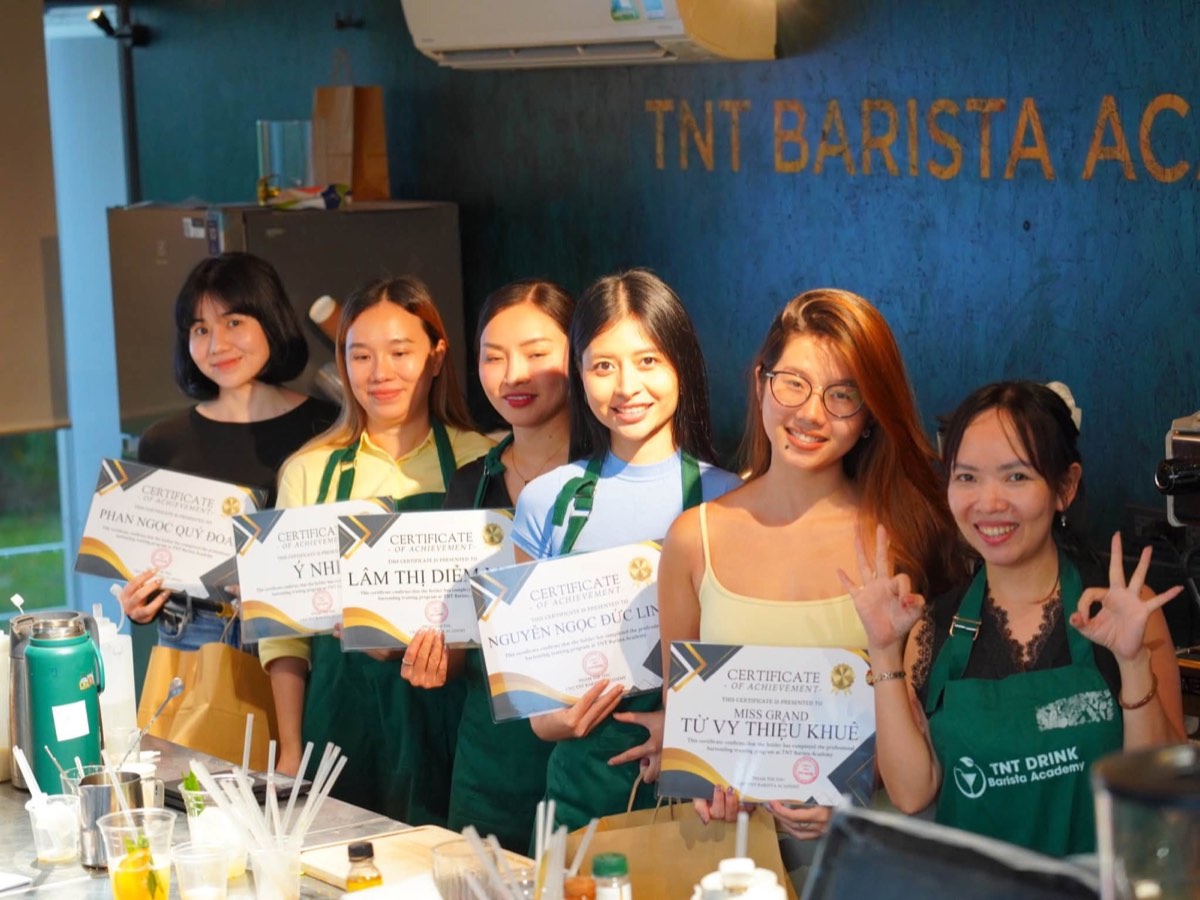 Học viên nhận chứng nhận hoàn thành khóa pha chế TNT Barista Academy