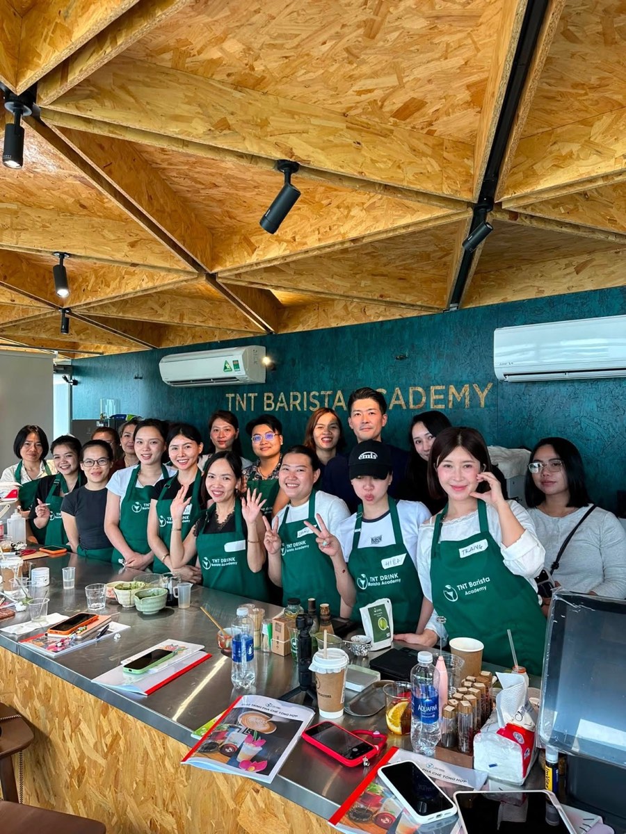 Học viên khóa học pha chế chụp ảnh cùng giảng viên tại TNT Barista Academy, TP.HCM